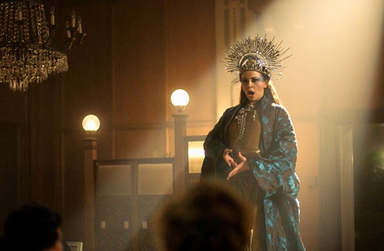 Als Königin der Nacht gibt Carmen Benz mit «Der Hölle Rache» eine weitere Kostprobe ihres Könnens als Sopranistin. (Screenshot SRF)