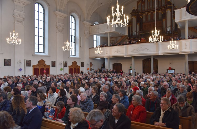Bis rauf zur zweiten Empore füllten sich die Bänke mit fasnachtsbegeistertem Kirchenvolk. (Foto Céline Estermann-Erni)