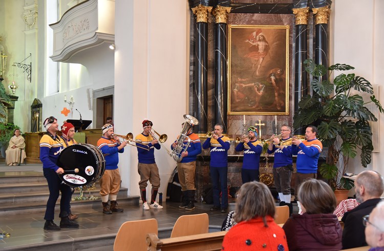 Die «Stössucheibe» aus Gunzwil umrahmten den Fasnachtsgottesdienst musikalisch. (Foto Céline Estermann-Erni)