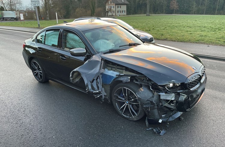 Bei der Kollision zweier Autos in Hellbühl wurde eine Person leicht verletzt. (Foto Luzerner Polizei)