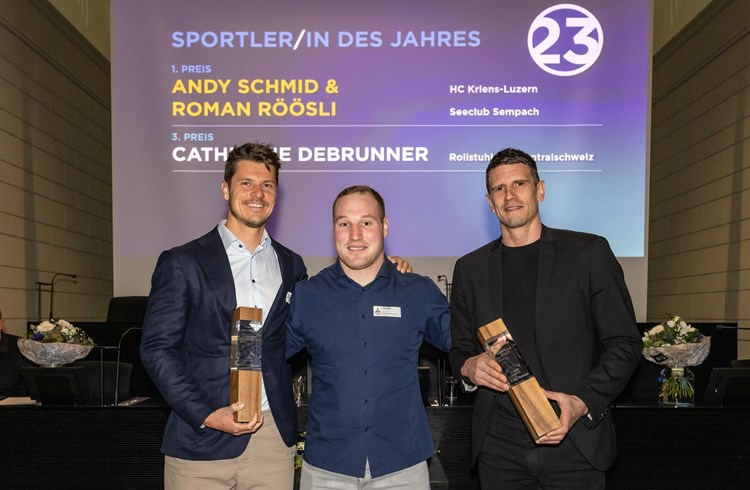 Roman Röösli (links) teilt sich den Titel des Luzerner Sportler des Jahres 2023 mit dem ehemaligen Handballer Andy Schmid (rechts). Schwingerkönig Joel Wicki, Luzerner Sportler des Jahres 2022, übergab den beiden Geehrten die Pokale. (Foto IG Sport Luzern/Roman Beer/zVg)