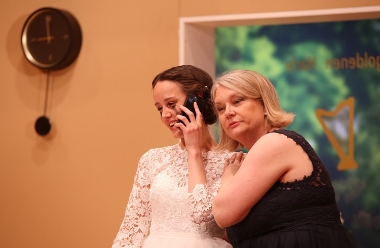 Julia Hablützel (Patricia Frischkopf) macht ein Wechselbad der Gefühle durch, und ihre Mutter Helen Hablützel (Sandra Schmidlin) sähe es am liebsten, wenns nichts mit der Hochzeit würde. (Foto Geri Wyss)