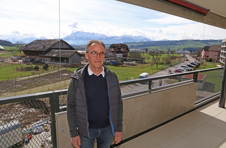 Kirchenratspräsident Josef Muff steht auf einem der Balkone der neusten beiden Häuser der Martinshöhe, von wo aus man in die Berge blickt. (Foto Geri Wyss)