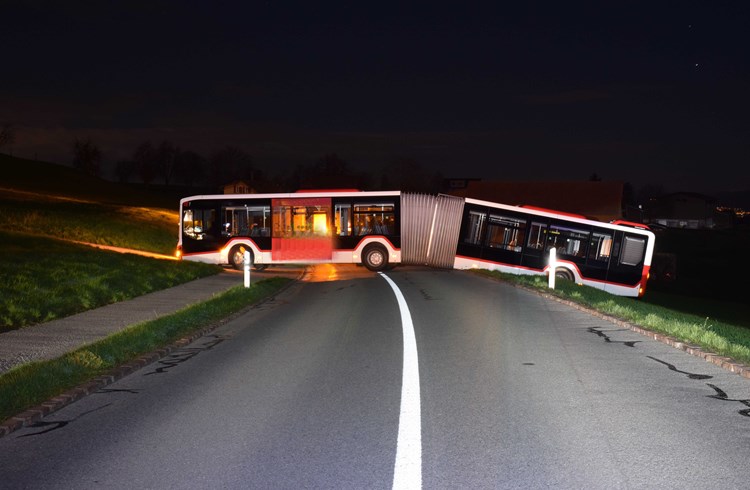 Beim Wenden blieb der Gelenkbus auf der Strasse stecken. (Foto zVg/Staatsanwaltschaft Luzern)