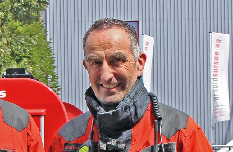 Marcel Zihlmann ist Kommandant der Feuerwehr Region Sursee und gibt Auskunft über den Löschvorgang bei einem Brand eines E-Fahrzeugs. (Foto Franziska Kaufmann)