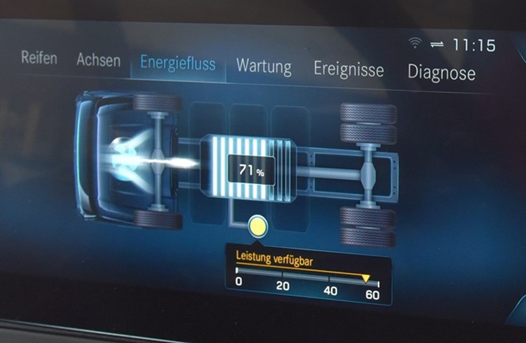 Über ein Display erhält der Chauffeur diverse Informationen – auch über den Ladezustand der Batterie und die verfügbare Leistung. (Foto Daniel Zumbühl)