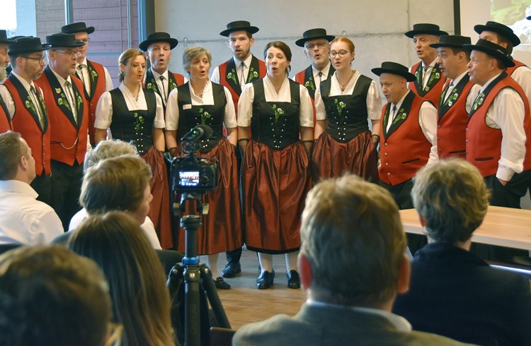 Der Jodelclub Sempach trugt das Festlied «Bi üs am See» vor. (Foto zVg)