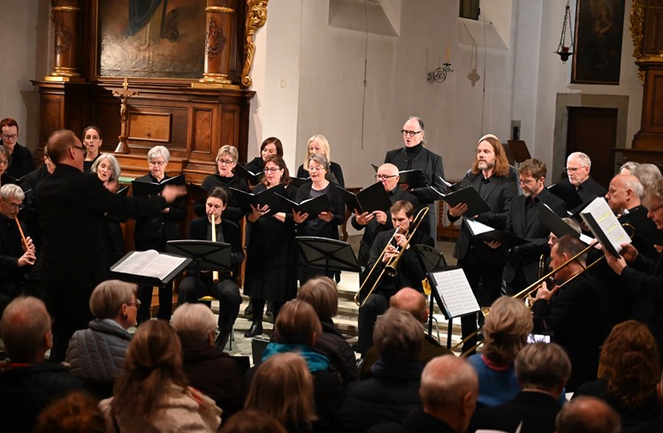 Das Ensemble Il Desiderio begleitete den Chor mit Zinken und Posaunen. (Foto Werner Mathis)