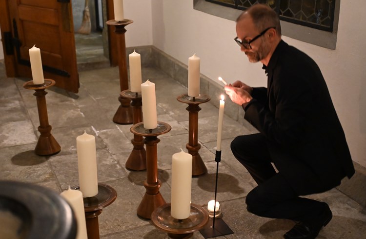 Matthias Kissling vervollständigte das Konzert mit Texten zum Ritual des Lichterlöschens.  (Foto Werner Mathis)