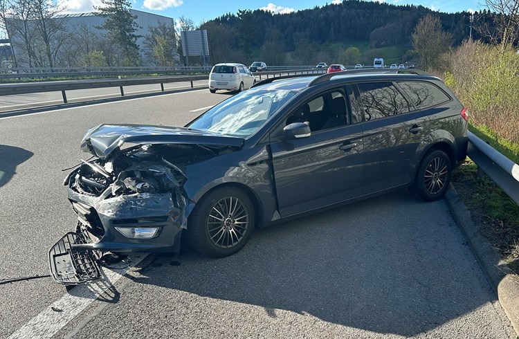 Am Dienstagabend kam es in Dagmersellen auf der Autobahn A2 zum Selbstunfall.  (Foto Luzerner Polizei)