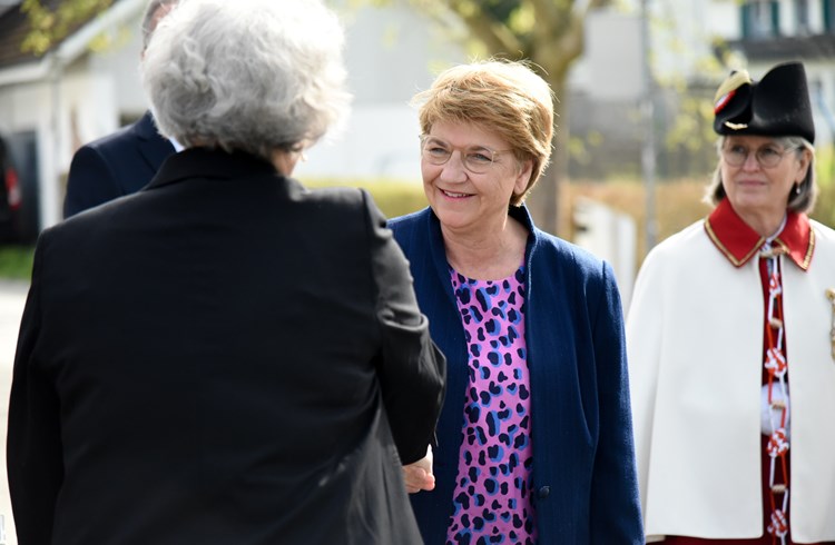 Die Bundespräsidentin Viola Amherd trifft in der Festhalle Sempach ein. (Foto Nicolas Arnold)