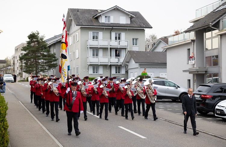 Die Brass Band Feldmusik Nottwil begleitete die Prozession zur Kirche musikalisch. (Foto Joèl Frei)