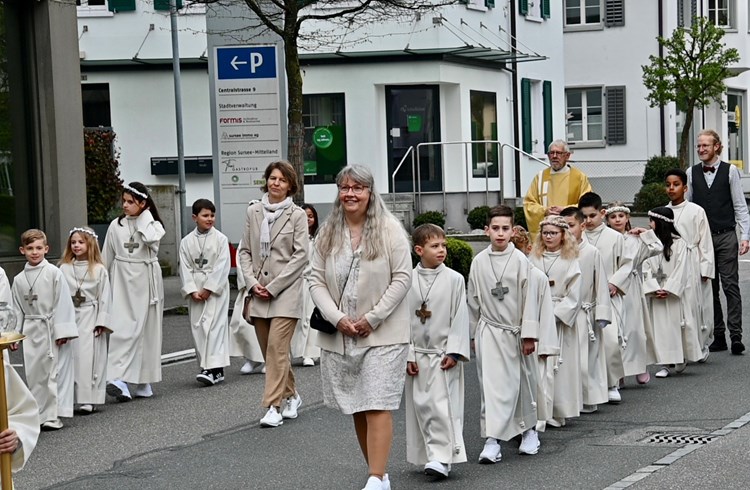 Insgesamt 59 Mädchen und Buben aus Schenkon, Sursee und Mauensee zogen am Samstag und Sonntag in die Pfarrkirche Sursee zur Feier der ersten Kommunion ein. (Foto Werner Mathis)
