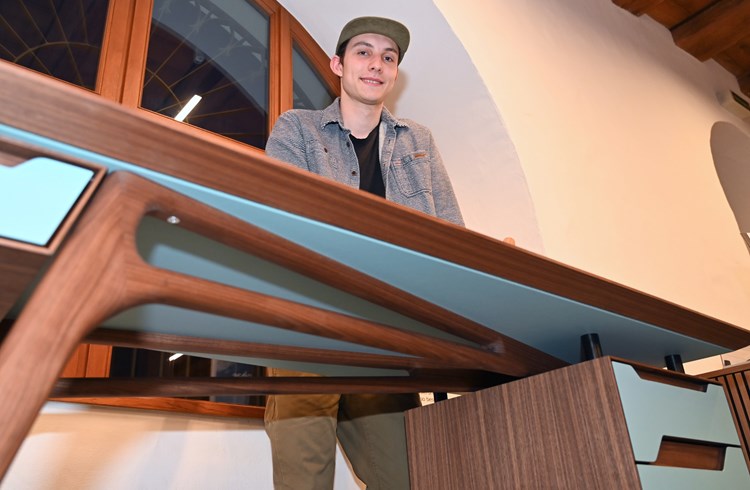Der Winikoner Mathias Heim erreichte den 2. Platz des Lehrlingswettbewerbs «Art in Wood 2024». Er macht seine Lehre bei der Urs Dubach AG in Büron. (Foto zVg)