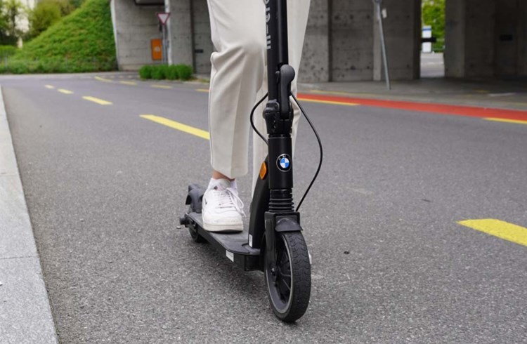 Über die für E-Scooter geltenden Regeln wissen nur wenige Fahrzeuglenkende Bescheid, teilt das Zentralschweizer Polizeikonkordat mit. (Foto zVg)