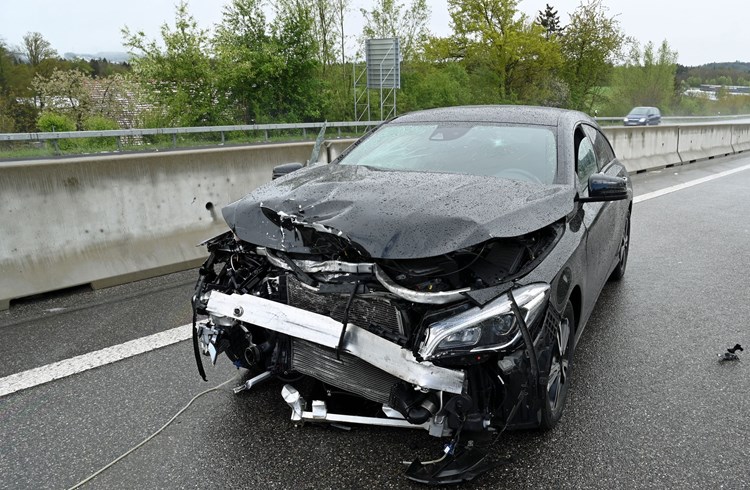 Drei Autos kollidierten auf der Autobahn A2 in Knutwil. (Fotos Luzerner Polizei/zVg)