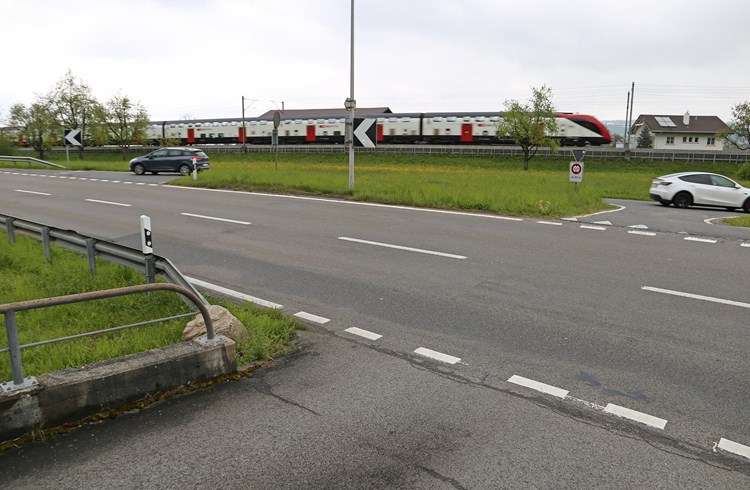 Die beiden heutigen Einmünder von der Seestrasse in die Kantonsstrasse stellen ein Unfallrisiko dar. (Foto Geri Wyss)