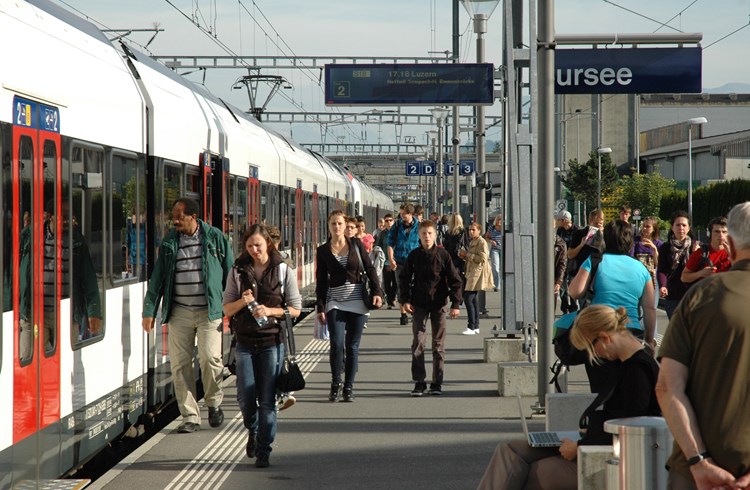 Nicht nur der Bahnhof Luzern platzt zu den Hauptverkehrszeiten aus allen Nähten, sondern auch der Bahnhof Sursee (Bild). (Foto Daniel Zumbühl/Archiv)