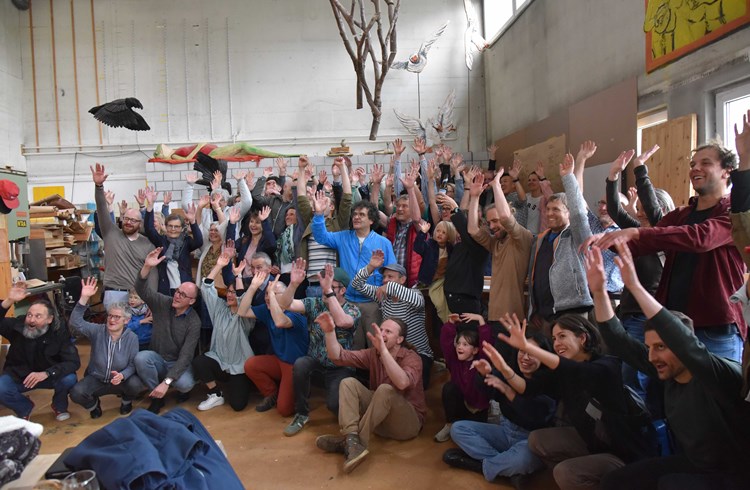 In der «Kreativ Garasch» jubeln alle Anwesenden der Wahlfeier für das Gruppenfoto. (Foto Daniel Zumbühl)