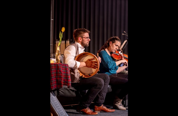 Peter Fleischlin und Fióna Kraege zauberten solistische Virtuosität in den Pfarreisaal. (Foto Lea Geisseler)