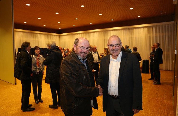 Kirchenratspräsident Beat Schnyder (rechts) durfte die grossen Verdienste von Leo Wolfisberg würdigen. (Foto Geri Wyss)