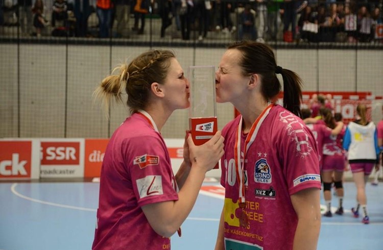 Neli Irman (links) und Ivana Ljubas küssen den Pokal. Die Erleichterung über den Cupsieg ist ihnen anzusehen. (Foto Thomas Stillhart)