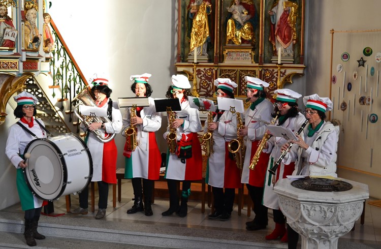 Auch die Pfarrei feierte die närrischen Tage: Der traditionelle Fasnachtsgottesdienst in der Pfarrkirche Hildisrieden wurde musikalisch von der Fasnachtsmusik Sürpris umrahmt. (Foto Emil Barmet)