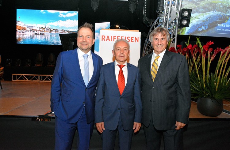 Marcel Lüscher (links), der Vorsitzende der Bankleitung, und Verwaltungsratspräsident René Stocker (rechts) sagten Franz Stocker «Bio» danke für 32 Jahre Raiffeisenbank. (Foto Thomas Stillhart)
