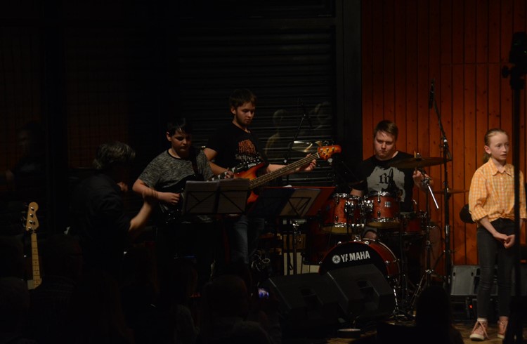 Die Band um Carlos, Silvan und Kevin (von links) begleitete die Ensembles mit rockigem Sound. (Bild Franziska Kaufmann)