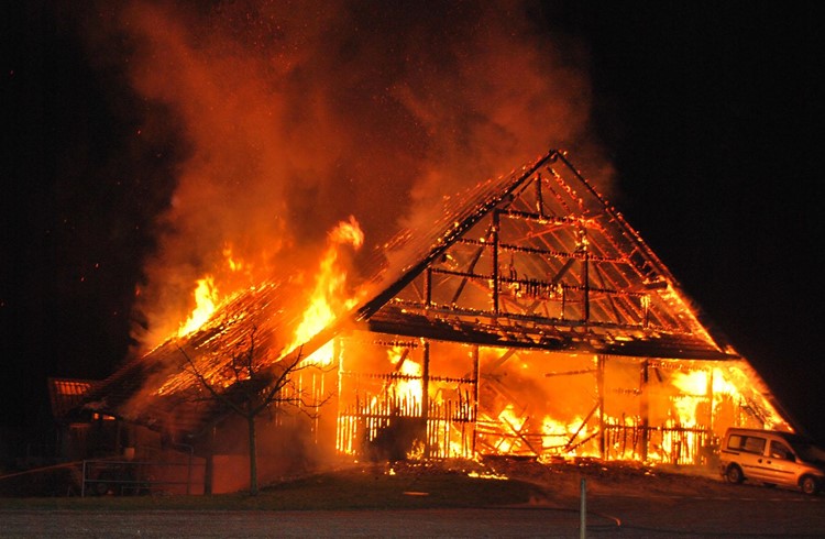 In Hildisrieden brannte eine Scheune vollständig ab. (Bild Luzerner Polizei)