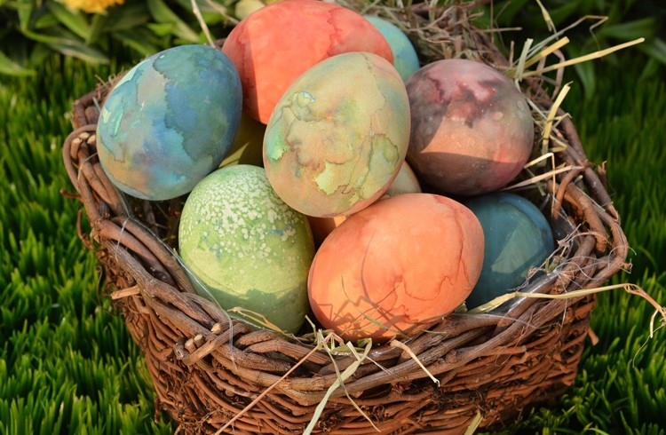 In den Osternestern liegen längst nicht mehr «nur» schön bemalte Eier. (Foto Pixabay.com)