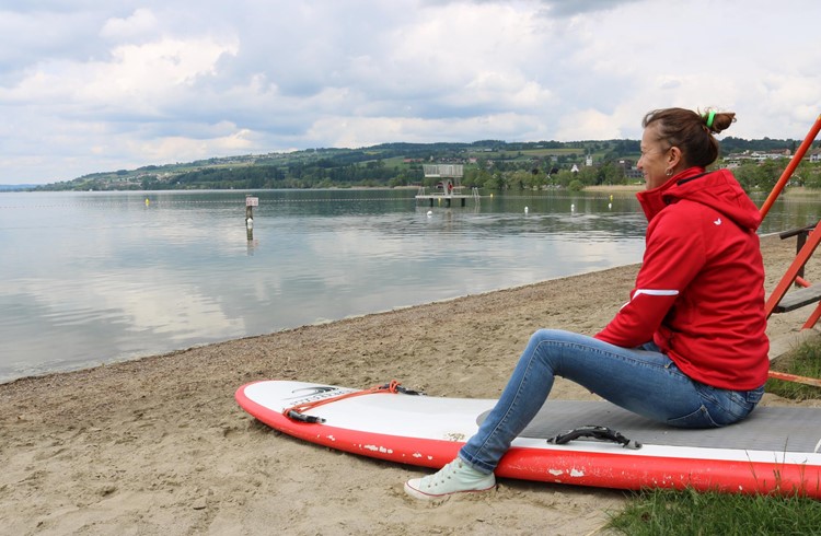 Jetzt kann Sylvia Schenker den Blick auf den See noch in Ruhe geniessen. Schon bald schwimmen und planschen hier viele Wasserfans und geniessen die Sempacher Badi. (Foto Fabienne Wey)