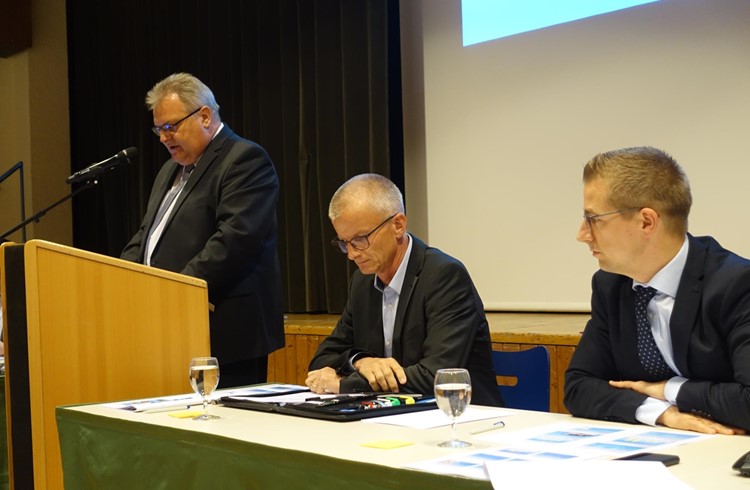 Markus Wespi (links) durfte im Beisein von Kari Huber und Jim Wolanin eine erfolgreiche Rechnung präsentieren. (Foto Monika Bürkli)