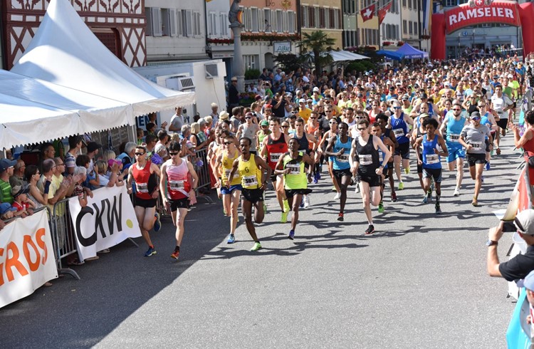 Es ist immer wieder beeindruckend, wenn die Läufer durchs Städtli Sempach sprinten. (Bild zvg)