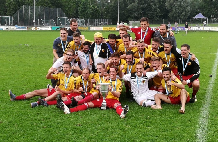 Es ist geschafft! Die Sempacher Fussballer lassen sich nach dem Sieg gegen Malters feiern und geniessen es, sowohl den Pokal für den Verbandsmeistertitel als auch das Ticket für die 2. Liga Regional ergattert zu haben. (Foto ZVG)