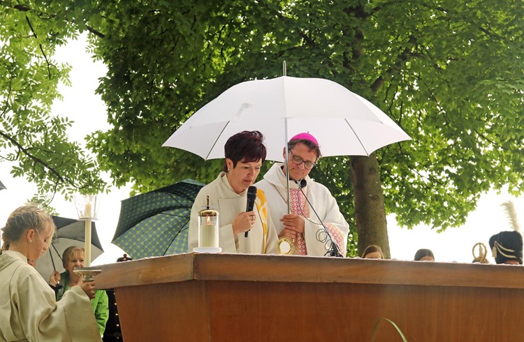 Gab sich als einer unter vielen und bot der Eicher Pfarreileiterin Gudrun Dötsch Schutz vor dem aufkommenden Regen während der Predigt. (Foto Otto Emmenegger)