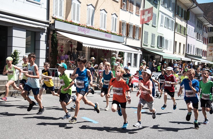 Die Kinder liefen topmotiviert am diesjährigen Hellebardenlauf. (Foto Claudia Lötscher)
