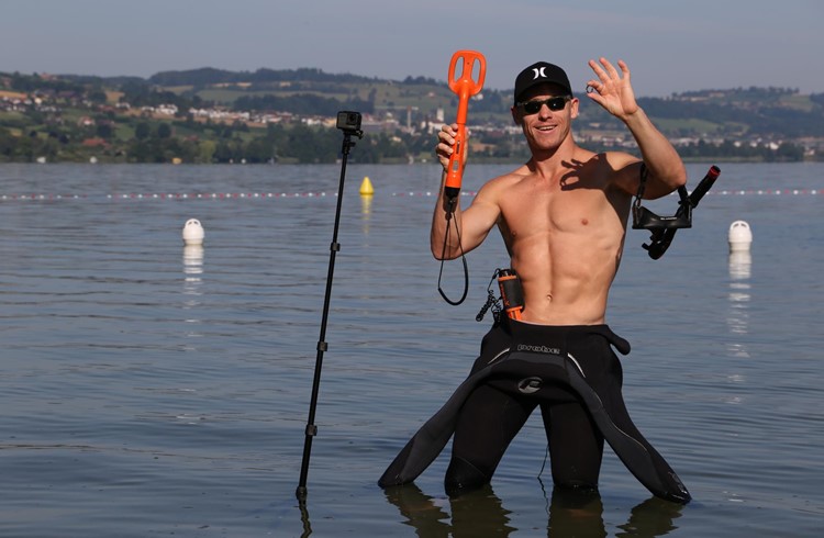 Michael Oliver sucht mit Detektoren nach Schmuck im Wasser und hält seine Arbeit mit Kameras fest (Foto Geri Wyss).