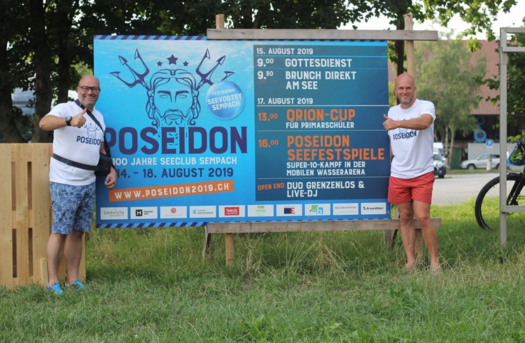 Daumen hoch für «Poseidon – 100 Jahre Seeclub Sempach»: OK-Präsident Toni Bussmann (links) und Vereinspräsident Roland Renggli freuen sich sichtlich auf das bevorstehende Riesenspektakel. (Foto ZVG)