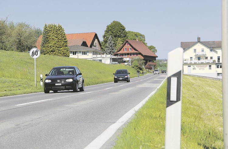 Das braune Haus in Eggerswil soll nach den Plänen des Kantons für den Rad- und Gehweg versetzt werden. (Foto WY/Archiv)