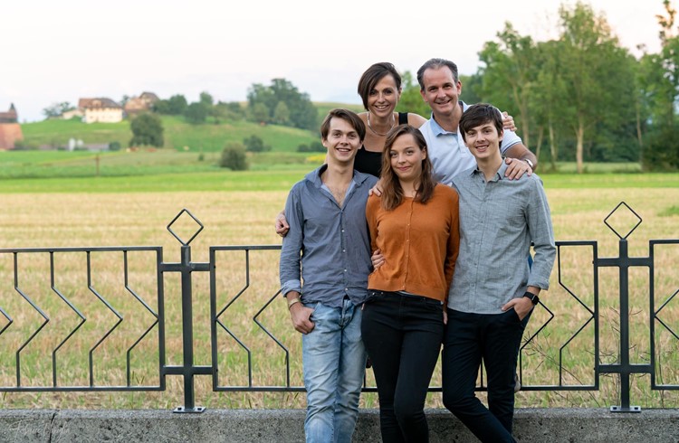 Ein starker Bund, der über die Musik hinausgeht, hält die Familie Umiglia-Vandewalle zusammen (v. l.): Axel, Anne-Christine, Milena, Fabrice und Esteban. (Foto zvg)