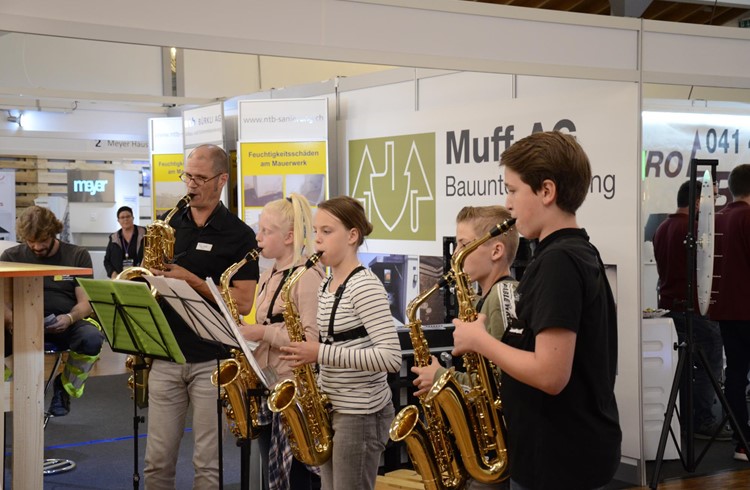 Musikalisch umrahmt wurde der Apéro durch das Saxophonensemble der Musikschule Oberer Sempachersee, unter der Leitung von Alain Dobler.