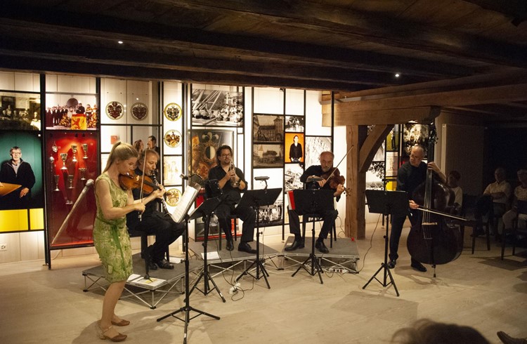 «D‘Sagemattler» brachten mit Schweizer Tanzmusik Leben in die Tuchlaube. (Foto Ramon Wolf)