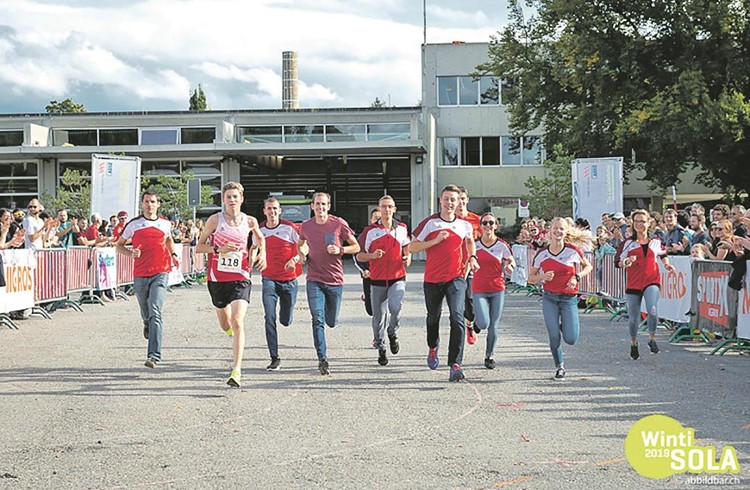 Die Läuferinnen und Läufer des STV Sempach an der Sola-Stafette. (Foto zvg)