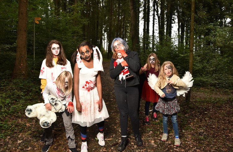 Auch Halloween war beim Ferienpass Sempach ein Thema – die gruseligen Gestalten trafen sich zum Fototermin. (Foto zvg)