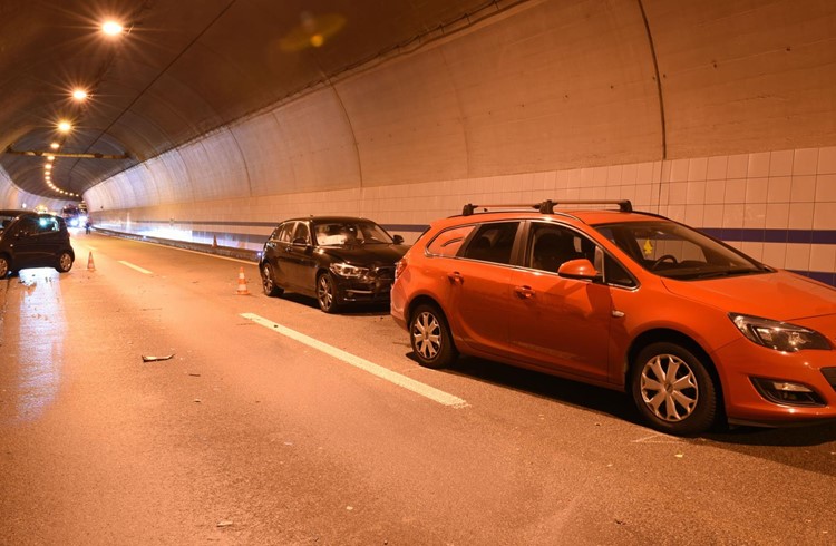 Die verunfallten Autos auf der Autobahn A2. (Foto Lupol)