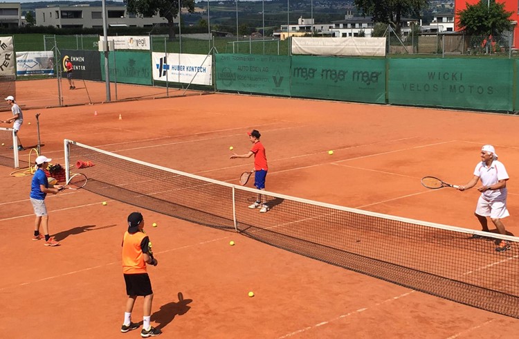 Eine Gruppe Junioren des Tennisclubs Neuenkirch während des Trainings in der Intensivwoche. (Foto zvg)