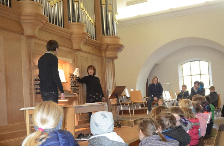 Die Orgelmaus lernte vieles über das grosse Pfeifeninstrument. (Foto ce)