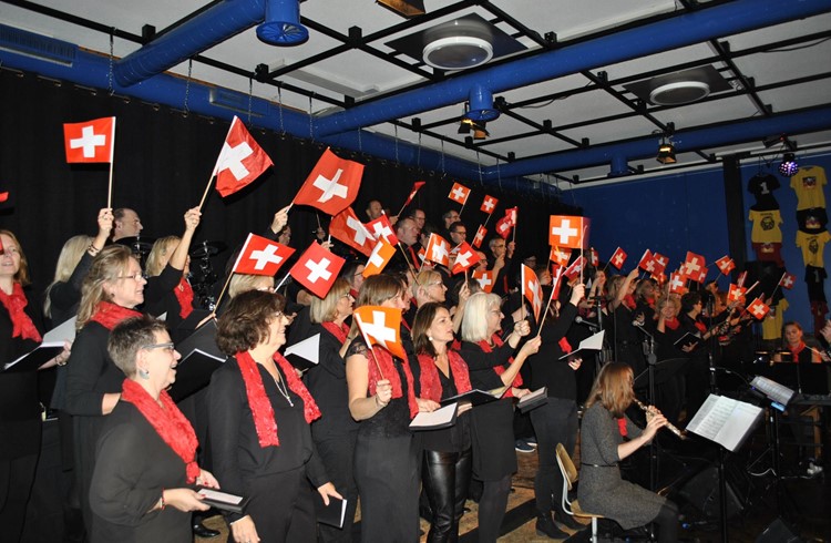Der Sempacher Chor Amuse Bouche begeisterte mit seiner Version von Pepe Lienhards «Swiss Lady». (Foto rem)