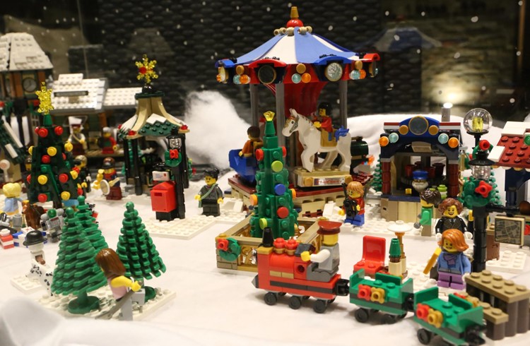 Alles aus Lego: Nadya Anderhub verwandelte das Schaufenster ihres Geschäfts in einen verspielte Winterlandschaft.